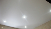 натяжной потолок в ванной со встроенными светильниками