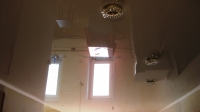 глянцевый потолок на кухне